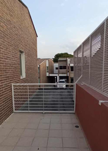 Townhouse En Alquiler El Castaño