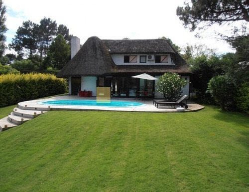 Imagen 1 de 30 de Hermosa Cabaña En Pinares, Con Piscina- Ref: 48242