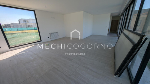Casa En Venta En Dos Plantas 4 Habitaciones Pileta Perimetral