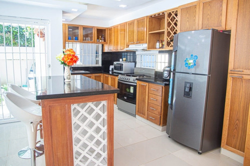 Imagen 8 de 30 de Exquisita Casa En Bávaro Con Piscina Y Amueblada