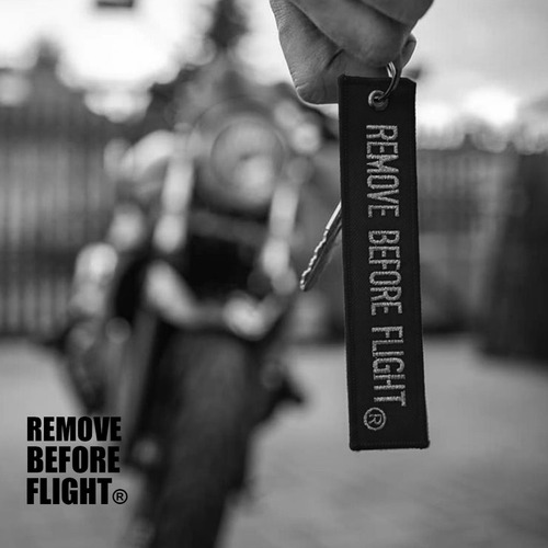 Llavero Clásico Color Negro Remove Before Flight ®