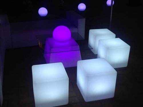 Imagen 3 de 9 de Alquiler Para Fiestas- Living Led- Hierro Y Madera- Puff Led