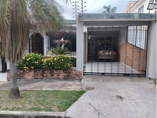 Jose R Armas, Vende Casa En Urbanización El Trigal Norte Calle Acuario. Jose R Armas. 