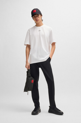 Riñonera Hugo Para Hombre Con Parche De Logo Rojo Color Negro