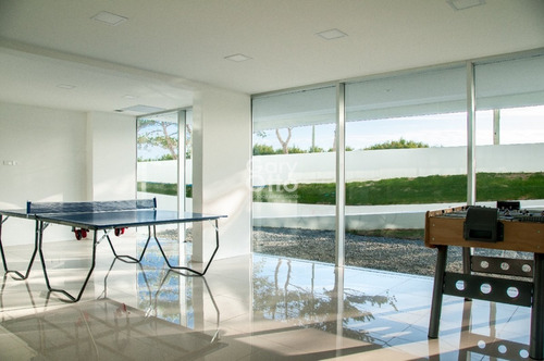 Apartamento 2 Dormitorios, Punta Del Este, Playa Mansa, Venta- Ref: 23679