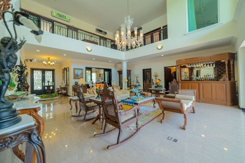 Residencial En Venta En Lagos Del Sol ( Estilo Neoclasica)