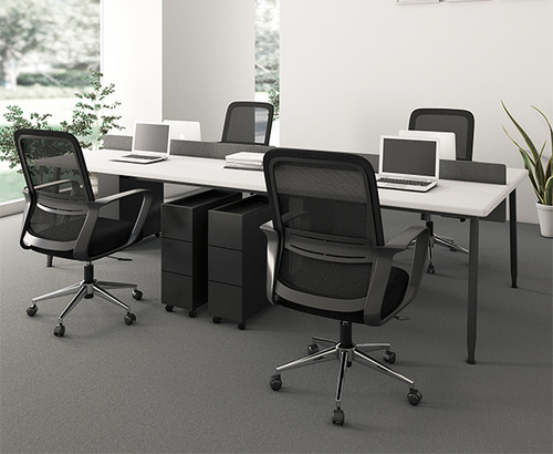 Silla De Oficina Bari Ejecutiva Ergonómica Con Respaldo De Malla Transpirable, Altura Ajustable, Base Cromada De 5 Ruedas, Soporte Lumbar Fijo, Color Negro, Soporta Hasta 90 Kg