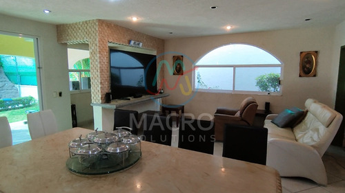 Casa En Venta En Lomas De Cocoyoc Con Acabados De Lujo, Alberca Y Jardín Apta A Créditos