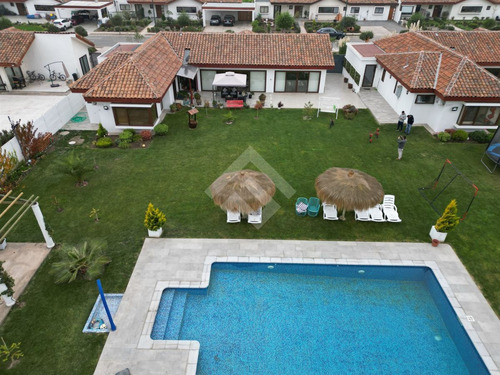 Casa En Venta De 4 Dorm. En Maipú