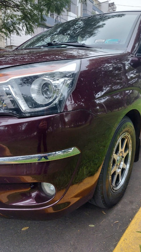 Imagen 4 de 17 de Ssangyong Rodius Color Guinda