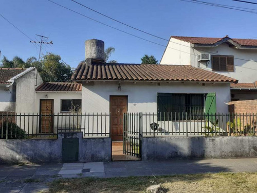 Venta De Casa De 2 Ambiente Con Amplio Fondo