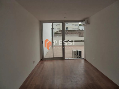 Alquiler Apartamento 1 Dormitorio Con Patio En Pocitos 