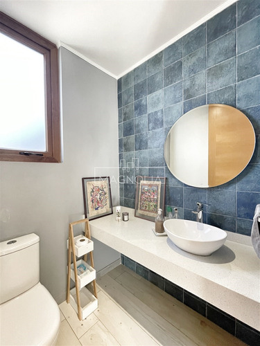 Casa En Venta De 7 Dorm. Mas Servicios En Chicureo Poniente