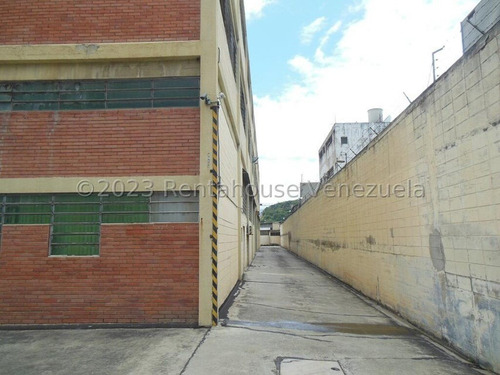 Edificio Industrial Con Mucho Potencial En Venta En La Yaguara Smb 24-10718 Yy