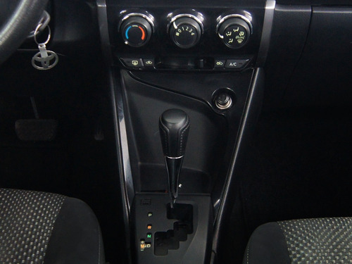 Imagen 13 de 15 de Toyota Yaris Sedan Core At 2017 Rojo