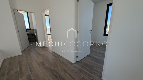 Casa En Venta En Dos Plantas 4 Habitaciones Pileta Perimetral