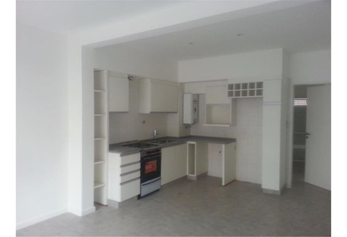 Imagen 2 de 5 de Departamento 2 Ambientes Planta Alta Al Fondo.