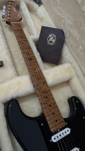 Music Maker Stratocaster Padrão Suhr 2024 Destro Preto Roasted Birdseye Maple (Usado)