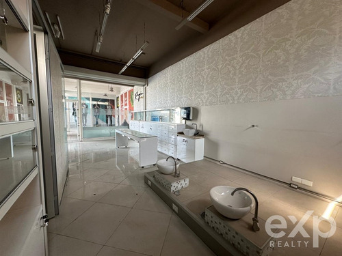Arriendo Local Comercial Con Alto Trafico En Avda La Dehesa