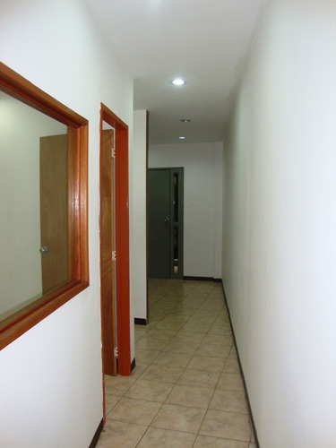 Imagen 6 de 14 de Oficina De 50 Mts2, Área De Recepción ,3 Cubículos, 1e - 1b