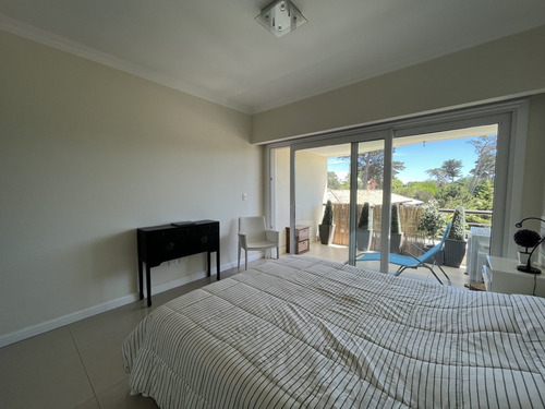 Imagen 13 de 22 de Apartamento En Venta De 2 Dormitorios En Playa Mansa (ref: Bpv-8755)