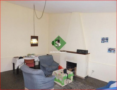Venta De Apartamento En El Centro De Maldonado, 3 Dormitorios, Baño, Buen Lugar Para Vivir.- Ref: 167931