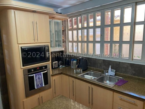 Townhouse En Venta Remodelado Urbanización Santa María Los Teques