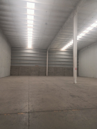 Rento Bodega 1000 M2 Salida Paseo Celaya