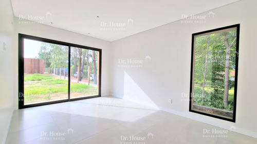 Casa En Barrio Privado En San Rafael, 3 Dormitorios, 1000 Metros Terreno, Calefacción