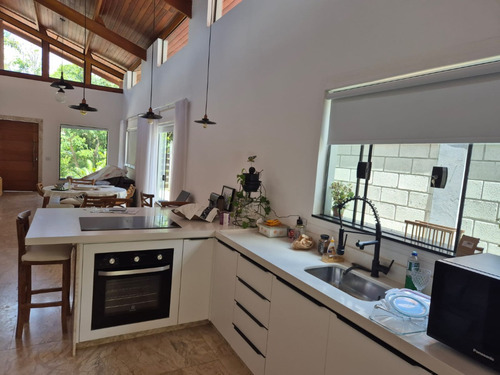 Linda Casa! Com 3 Quartos Suites À Venda, 200 Metros Quadrados