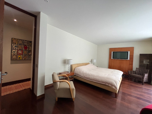 Precioso Dúplex / 5 D + 6 B + Serv. + 5 E / Los Domínicos