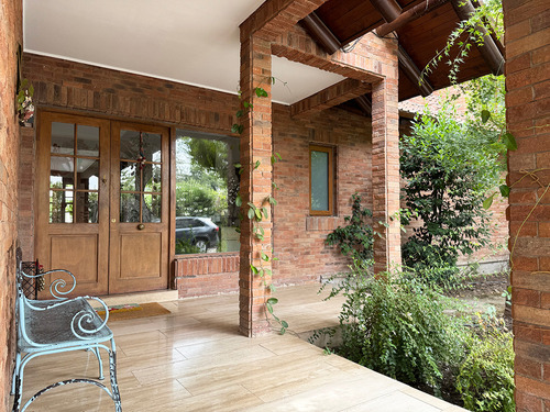 Casa Chilena | 5 Dormitorios + Estar Y Servicio