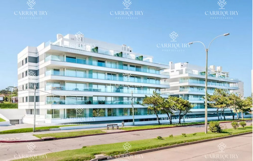 Se Vende Apartamento De 3 Dormitorios En Edificio Horizonte, Playa Mansa, Punta Del Este