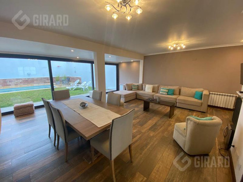 Chalet En Venta, Ubicado En Lo Mejor De Parque Luro, Las Farolas.