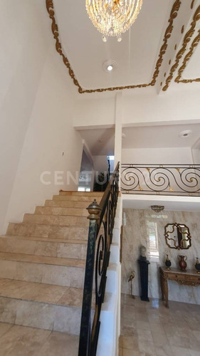 Exclusiva Propiedad Con Vista Panorámica, Ubicada En Fraccionamiento Privado