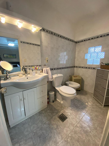 Casa A La Venta En La Comercial De Cuatro Dormitorios