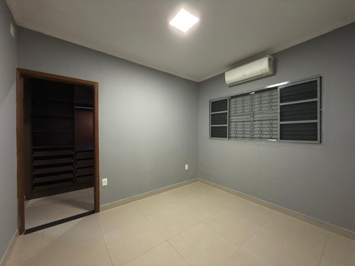 Casa Com 2 Dormitórios, Sala, Cozinha E Banheiros