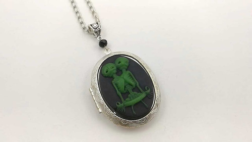 Collar Relicario Camafeo Esqueletos Unidos Verde Dark Goth