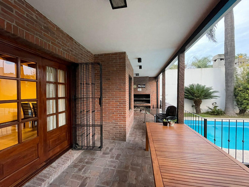 Chalet De Categoría 8 Amb. 484 M² Cub. C/ Garaje Para 2 Autos Y Parque C/ Pileta - Haedo