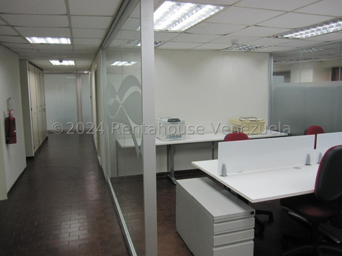 En Venta Ilumanada Y Centrica Oficina - Urb. Chacao.