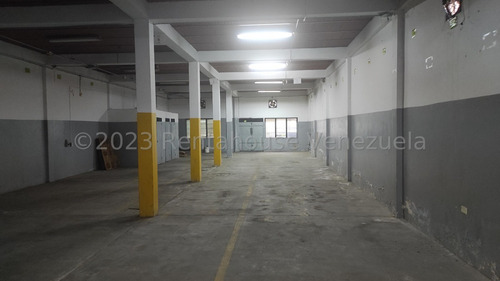En Alquiler Constituida Por Una Edificación De Tres Niveles, En Su Primera Planta Un Amplio Deposito Ideal Para Establecer Su Empresa 24-2083 Irrr