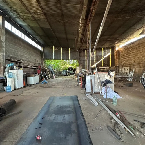 Venta De Terreno Con Construcciones En Centro De Salto Con Más De 600mts2 Y Dos Entradas. Con Renta.