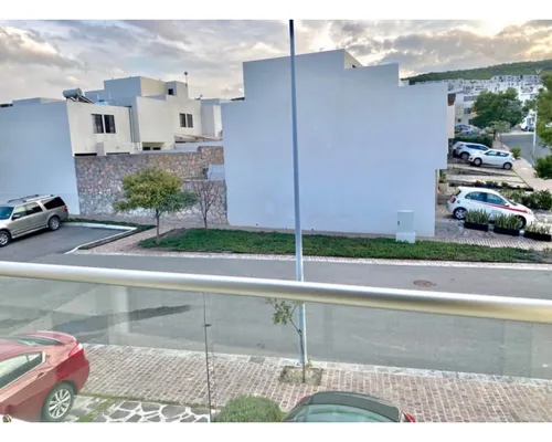 Casa En Renta Con Cuarto De Servicio En Zibata K
