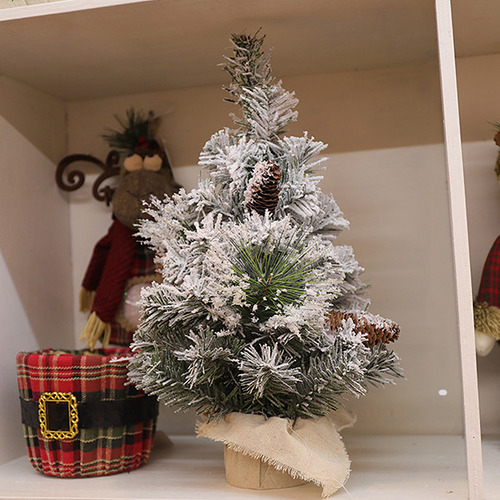 Decoración De Mesa Navideña Con Un Pequeño Árbol De Cedro De