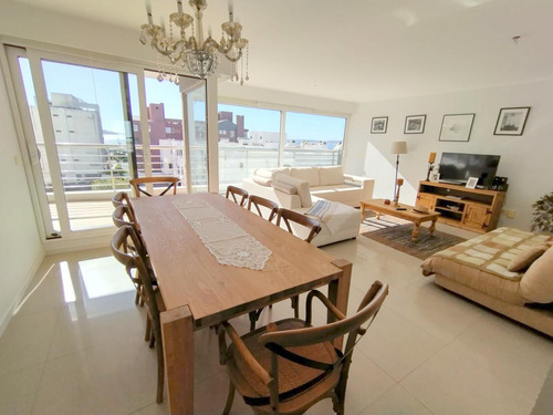 Apartamento En Alquiler Torre De Categoria A Metros Del Mar