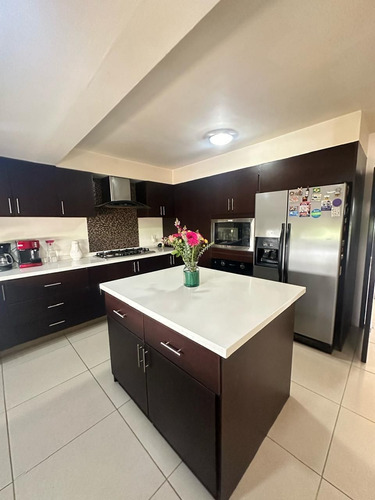Casa En Venta En Tejeda Corregidora, 4 Habitaciones Y Jardín