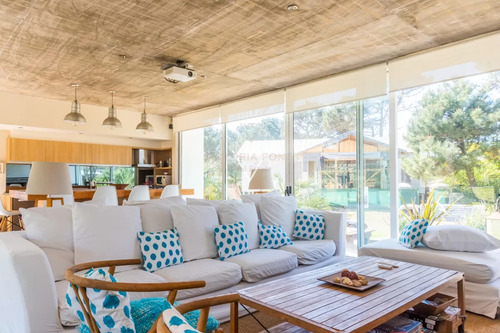 Venta De Casa 5 Dormitorios En Pinar Del Faro José Ignacio Con Gran Jardin Parquizado (pfi7)
