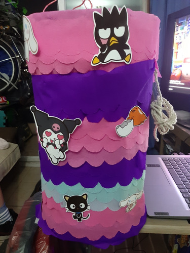 Piñata Giratoria Sanrio Hello Kitty, Cinamon Roll, Kuromi