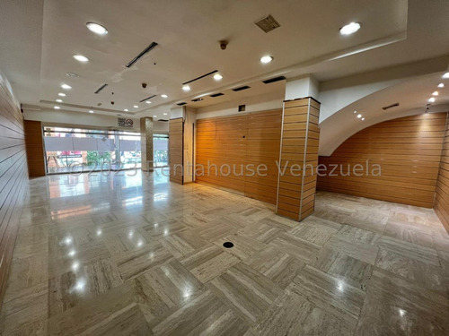 Local En Venta La Castellana Cc San Ignacio.alta Exposicion Y Trafico Peatonal De Alto Consumo,ubicado En Nivel Principal.24-11677