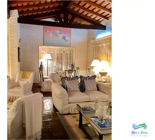Casa En Venta. A Seis Cuadras Del Mar. Cuenta Con Tres Dormitorios.